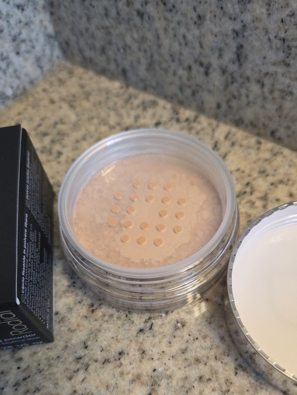 Rodial Glass Powder Loose Blurring Powder - Picture 4 of 8